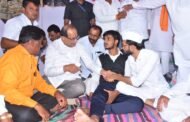 ■ मंत्री विखे पाटील यांच्या आश्वासनानंतर दूध उत्पादक शेतकऱ्यांचे उपोषण स्थगित 