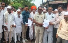 ● दुधाला किमान ४० रुपये प्रती लिट भावा साठी गणोरे येथे रास्ता रोको