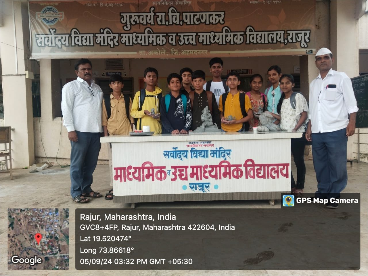 गुरूवर्य रा.वि.पाटणकर विदयालयात पर्यावरण पुरक गणपती मुर्तीची प्रतिष्ठापणा.चिमूकल्यांनी साकारले शाडू मातीचे गणपती.