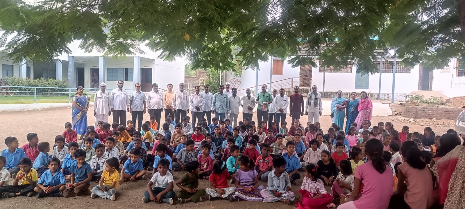 विरगाव प्राथमिक शाळेतील मुलांना खाऊवाटप करुन अमित भांगरे यांचा वाढदिवस साजरा