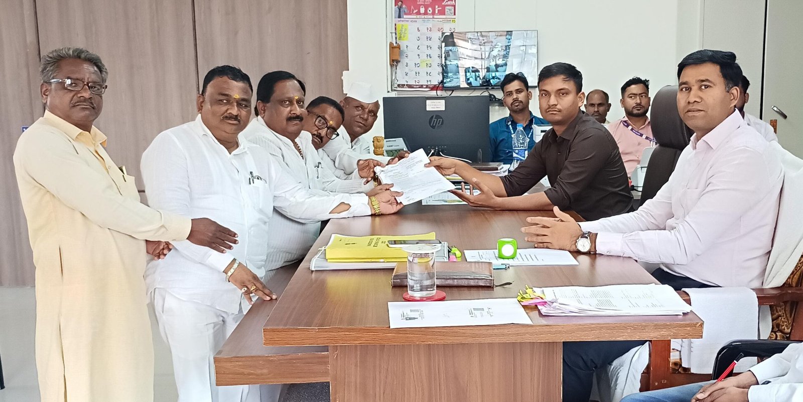 उमेदवाराच्या अनुपस्थितीत कार्यकर्त्यांनी दाखल केला अपक्ष उमेदवारी अर्ज