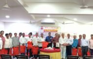 महाराष्ट्र राज्य पत्रकार संघ, मुंबई, संगमनेर शाखेच्या वतीने पत्रकारांना किराणा साहित्य व मिठाईचे वाटप.