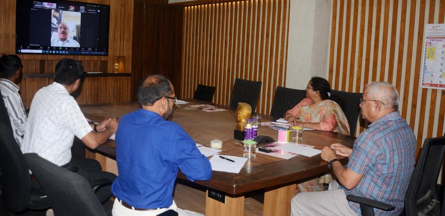 भारतीय लोकशाही विकासासाठी शिक्षण महत्त्वाचे… वाकचौरे