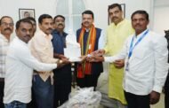 पत्रकारांसाठी स्वतंत्र विकास महामंडळ स्थापनेसाठी सरकारच्या निर्णयाबद्दल देवेंद्र फडणवीस यांचा सत्कार