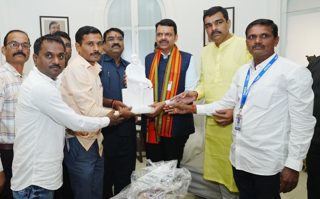 पत्रकारांसाठी स्वतंत्र विकास महामंडळ स्थापनेसाठी सरकारच्या निर्णयाबद्दल देवेंद्र फडणवीस यांचा सत्कार