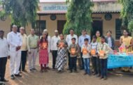 डॉ.विश्वासराव आरोटे यांच्या वाढदिवसानिमित्त भैरवनाथ विद्यालय चास येथील गरजू विद्यार्थ्याना वह्या वाटप