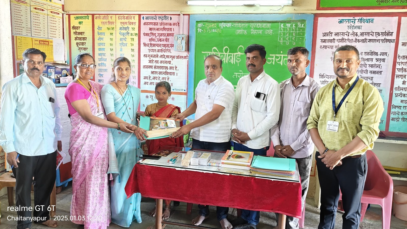डॉ. विश्वासराव आरोटे यांच्या वाढदिवसानिमित्त शालेय विद्यार्थ्यांना शालेय साहित्य व खाऊ वाटपाचा प्रेरणादायी उपक्रम!