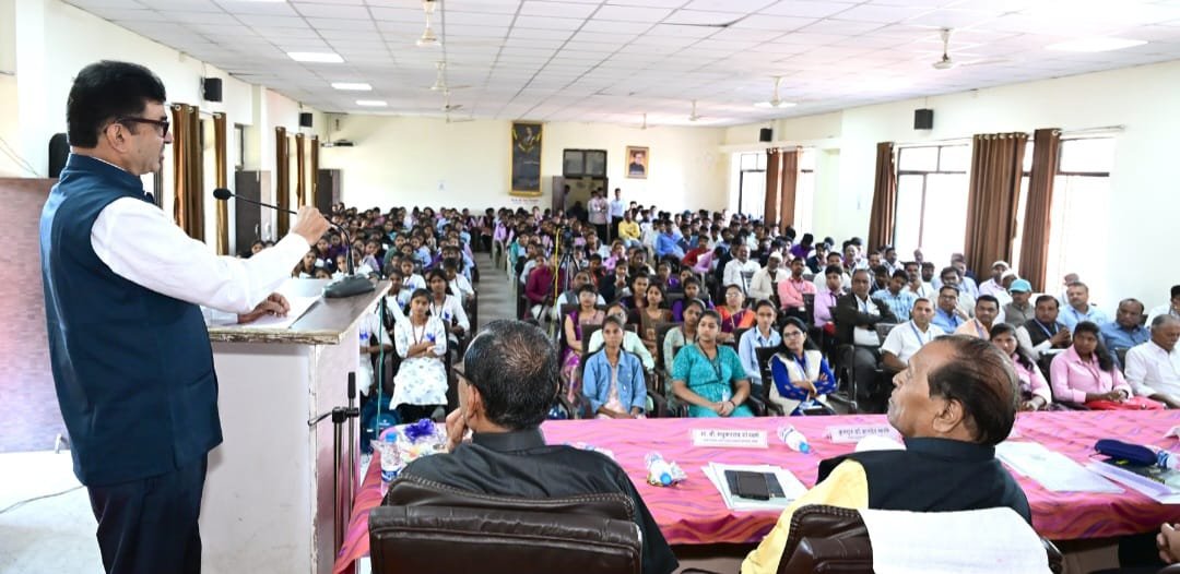आवती भोवती घडणाऱ्या घटनांचा कार्यकारणभाव समजून घ्यावा - डॉ.म्हस्के