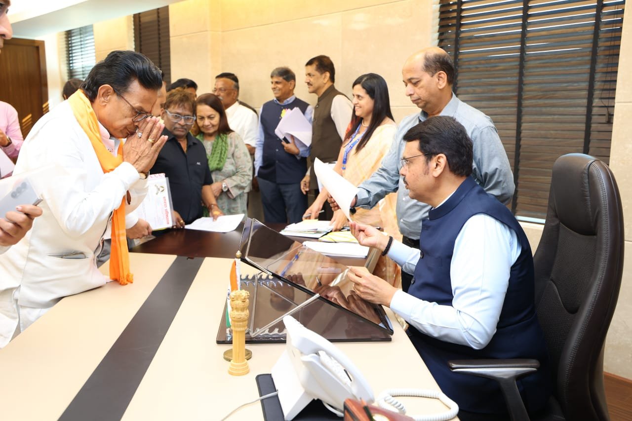 अकोले तालुक्यातून रेल्वे जाण्यासाठी आमदार डॉ किरणजी लहामटे साहेबांची मुख्यमंत्र्यांना हात जोडून विनंती