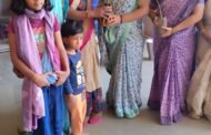 अकोले तालुक्यातील आदर्श गाव शिळवंडी येथे महिला दिनाच्या निमित्ताने आईच्या दशक्रिया विधीचे औचित्य साधून १५० आंब्यांच्या रोपांचे मुलींच्या वतीने वाटप… व गावच्या आरोग्य निधीत ५००० हजाराची देणगी जमा.