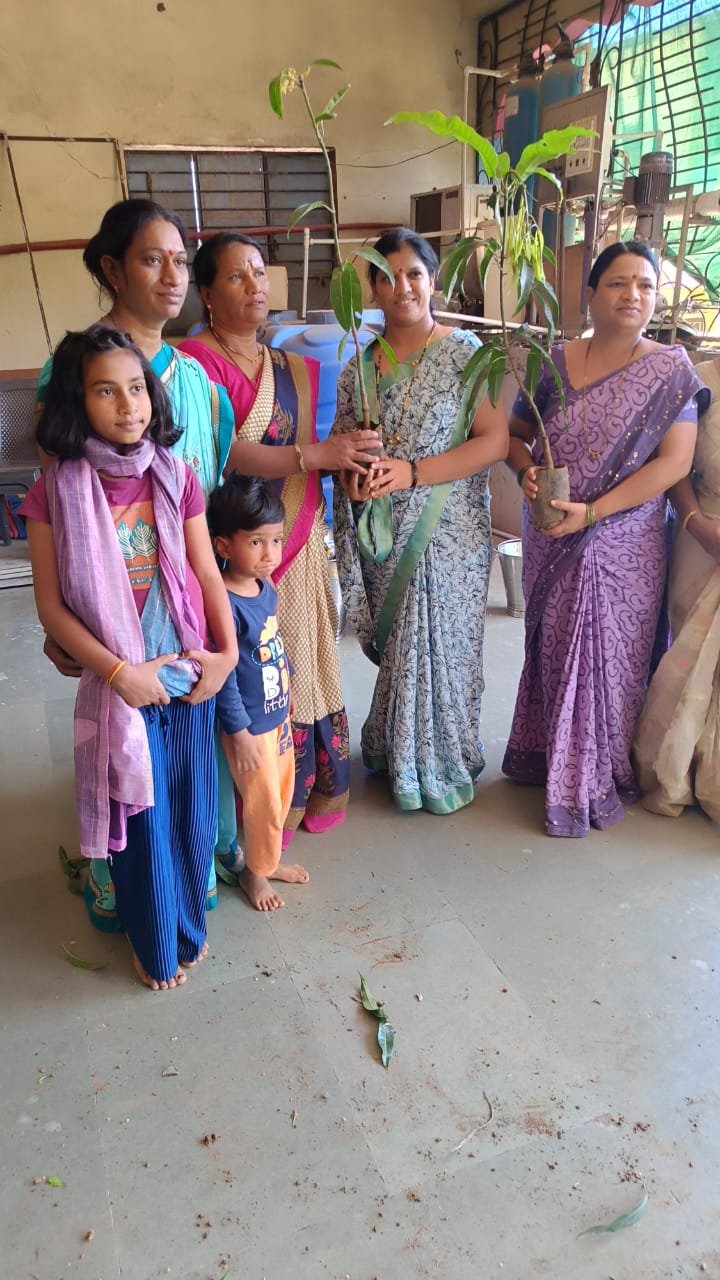 अकोले तालुक्यातील आदर्श गाव शिळवंडी येथे महिला दिनाच्या निमित्ताने आईच्या दशक्रिया विधीचे औचित्य साधून १५० आंब्यांच्या रोपांचे मुलींच्या वतीने वाटप… व गावच्या आरोग्य निधीत ५००० हजाराची देणगी जमा.