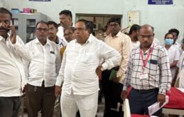 खा.वाकचौरे यांनी केली राजूर येथील काविळीच्या रुग्णांच्या तब्येतीची चौकशी
