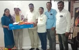 पत्रकार संतोष कोरडे यांच्या कन्येच्या विवाहप्रसंगी डॉ. विश्वासराव आरोटे यांच्याकडून गॅस कनेक्शन भेट