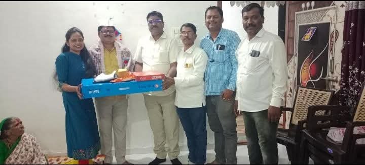 पत्रकार संतोष कोरडे यांच्या कन्येच्या विवाहप्रसंगी डॉ. विश्वासराव आरोटे यांच्याकडून गॅस कनेक्शन भेट