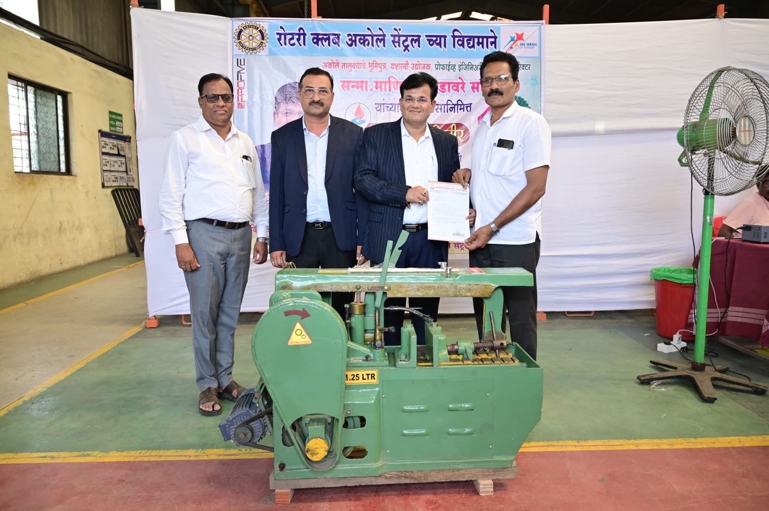 उद्योजक माणिकराव डावरे यांच्याकडून अकोले आय टी आय ला 1 लाख किमतीचे हॅक सॉ मशीन भेट