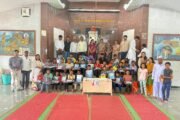 गोडगे परिवाराकडून अगस्ती गुरुकुलच्या विद्यार्थांना शालेय साहित्याची मदत