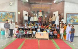 गोडगे परिवाराकडून अगस्ती गुरुकुलच्या विद्यार्थांना शालेय साहित्याची मदत