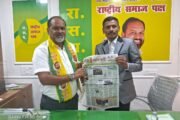 राष्ट्रीय समाज पक्षाचे अध्यक्ष महादेव जानकर यांना 'दैनिक समर्थ गांवकरी'ची प्रत भेट – ग्रामीण पत्रकारितेचे कौतुक!