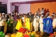 अगस्ती आश्रम पायी पालखी सोहळ्यात रेनकोट वाटप : डॉ. विश्वासराव आरोटे यांचा स्तुत्य उपक्रम!