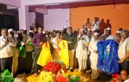अगस्ती आश्रम पायी पालखी सोहळ्यात रेनकोट वाटप : डॉ. विश्वासराव आरोटे यांचा स्तुत्य उपक्रम!
