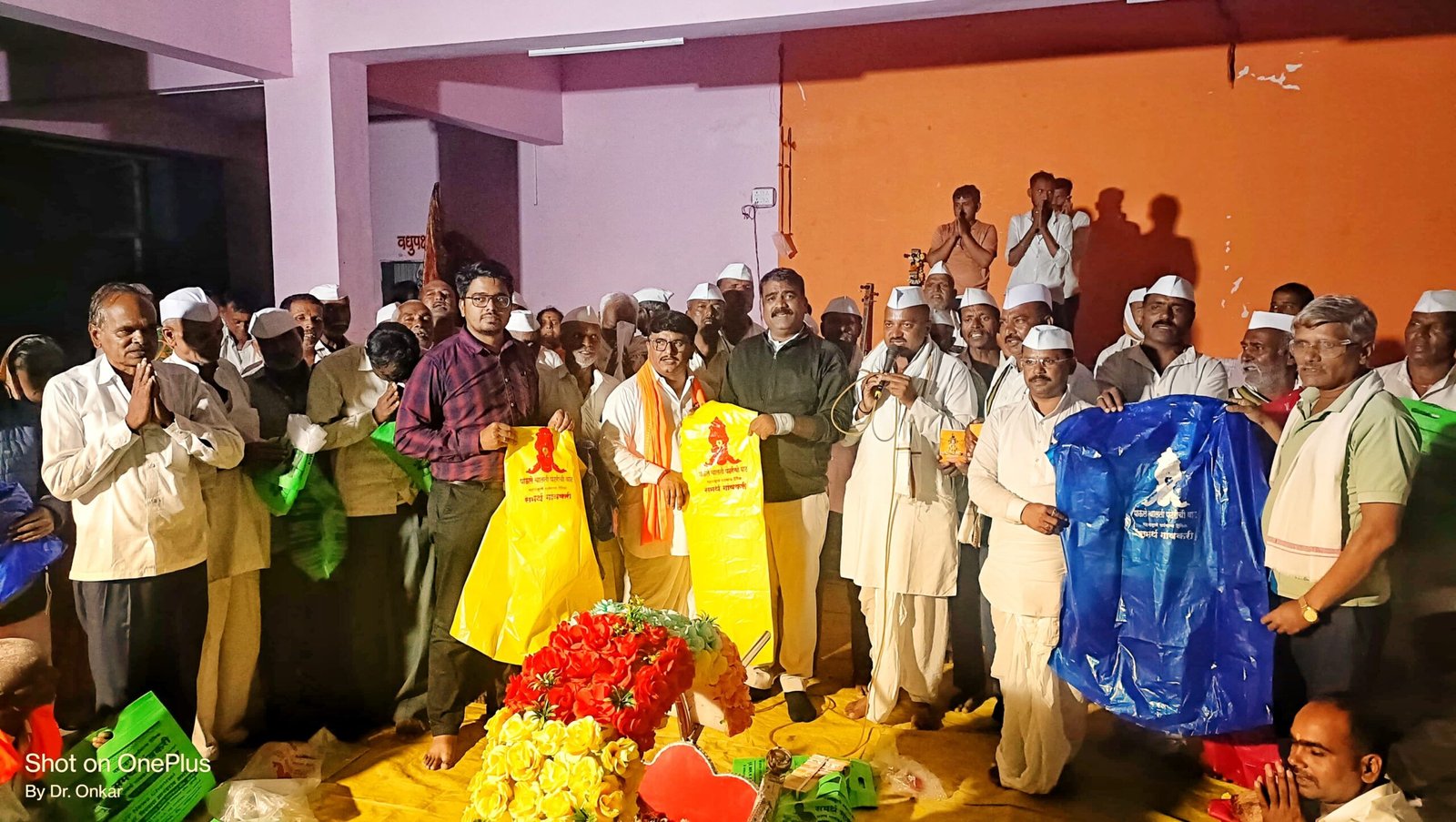 अगस्ती आश्रम पायी पालखी सोहळ्यात रेनकोट वाटप : डॉ. विश्वासराव आरोटे यांचा स्तुत्य उपक्रम!