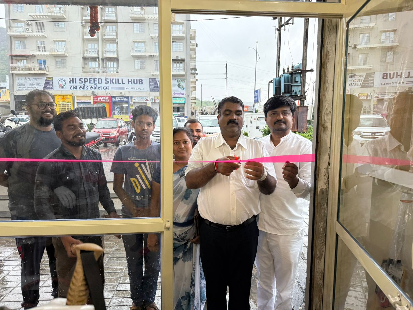 डॉ. विश्वासराव आरोटे यांच्या हस्ते स्वराज्य स्पोर्ट्स अँड ट्रेकिंग शॉपचे भव्य उद्घाटन संपन्न : क्रीडाप्रेमींसाठी नवे व्यासपीठ उघडले!