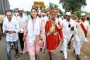 डॉ जयश्रीताई थोरात यांच्या नेतृत्वात युवक काँग्रेसच्या 500 कार्यकर्त्यांची पायी दिंडीत सेवा