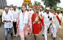 डॉ जयश्रीताई थोरात यांच्या नेतृत्वात युवक काँग्रेसच्या 500 कार्यकर्त्यांची पायी दिंडीत सेवा