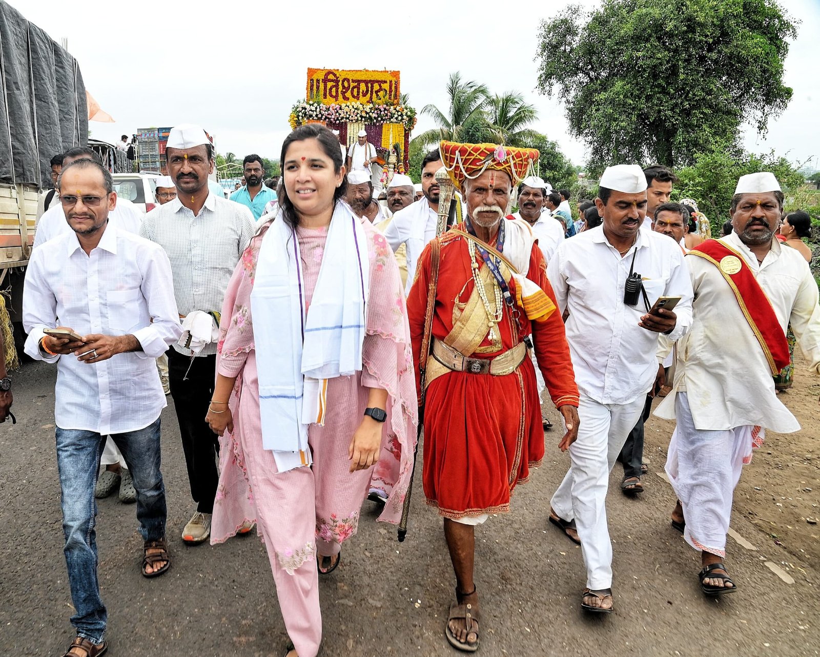डॉ जयश्रीताई थोरात यांच्या नेतृत्वात युवक काँग्रेसच्या 500 कार्यकर्त्यांची पायी दिंडीत सेवा