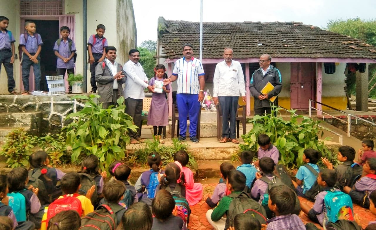 अकोले तालुक्यातील ठाकरवाडी शाळेत डॉ. विश्वासराव आरोटे यांच्याकडून शालेय साहित्य वाटप — महाराष्ट्र राज्य पत्रकार संघाचा स्तुत्य उपक्रम!