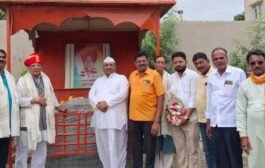 नानजी भाई ठक्कर यांच्या हस्ते ध्वजारोहण सोहळा व समाजसेवेचा संदेश – सिद्ध योगीराज लक्ष्मणगिरी महाराज संजीवन समाधी येथे भव्य कार्यक्रम!