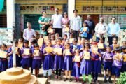 डॉ. विश्वासराव आरोटे यांच्या पुढाकाराने ब्राम्हणवाडा व शिंदेवाडी येथील विद्यार्थ्यांना शालेय साहित्याचे वाटप!