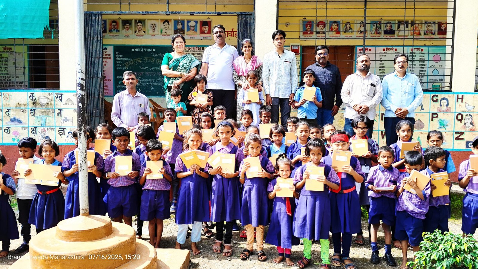 डॉ. विश्वासराव आरोटे यांच्या पुढाकाराने ब्राम्हणवाडा व शिंदेवाडी येथील विद्यार्थ्यांना शालेय साहित्याचे वाटप!
