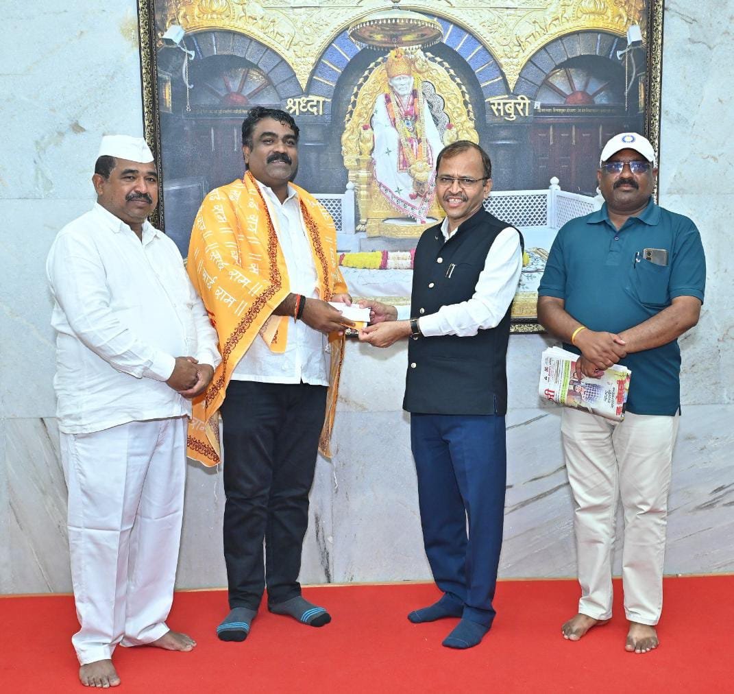 शिर्डीतील साईबाबा संस्थानाच्या वतीने डॉ. विश्वासराव आरोटे यांचा सत्कार!